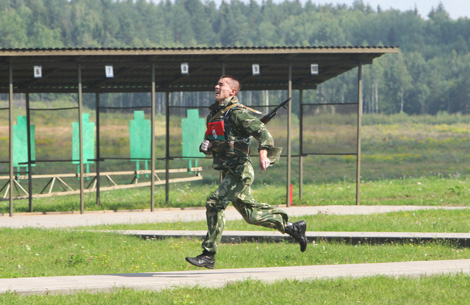 Участники конкурса на полосе препятствий