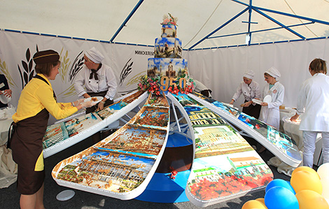 Огромный торт "Минск-950" презентовали у Дворца спорта