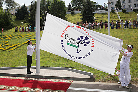 Димаш Кудайберген торжественно поднял флаг "Славянского базара"