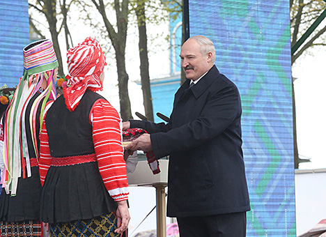 Лукашенко вручили 30-метровый рушник-оберег в честь годовщины аварии на ЧАЭС