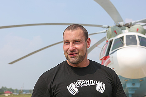 Белорусский силач Кирилл Шимко сдвинул с места вертолет-гигант из "Крепкого орешка"