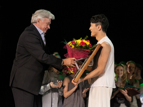 Обладатель Гран-при солист Центрального ансамбля песни и танца армии КНР Юйчен Яо, Пекин