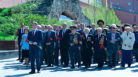 Ambassador Igor Petrishenko and war veterans lay flowers at the Tomb of the Unknown Soldier in the Alexander Garden in Moscow. Photo courtesy of Belarus' embassy in Russia