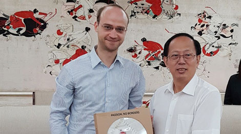 Сергей Гончаров и Гоу Чжунвэнь. Фото ФХБ