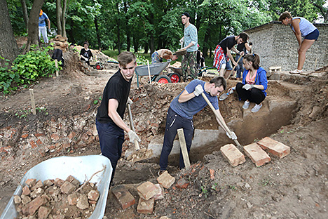 Археологи изучают "дворец-призрак" неподалеку от Мирского замка