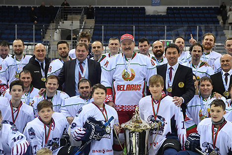 Хоккеисты команды Президента и команды "Грифоны", занявшей второе место в турнире "Золотая шайба"