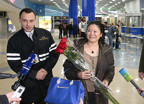 Безвизовую туристку из Китая встретили в Национальном аэропорту Минск с цветами