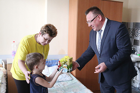 Пациенты 3-й детской больницы Минска получили новогодние подарки от Президента