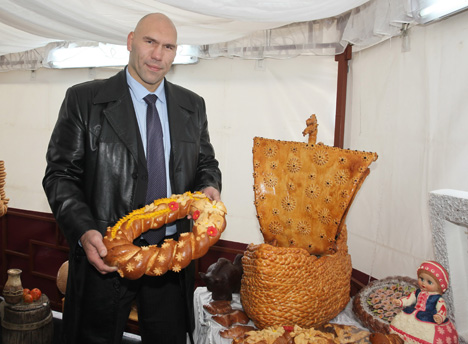 В составе делегации Брянской области прибыл на праздник Николай Валуев