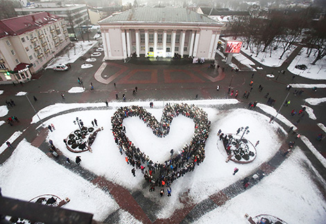 Жители Гродно выстроились в огромную валентинку на центральной площади города