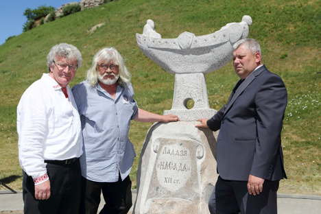 Скульптуру в форме средневековой ладьи открыли на берегу Немана в Гродно