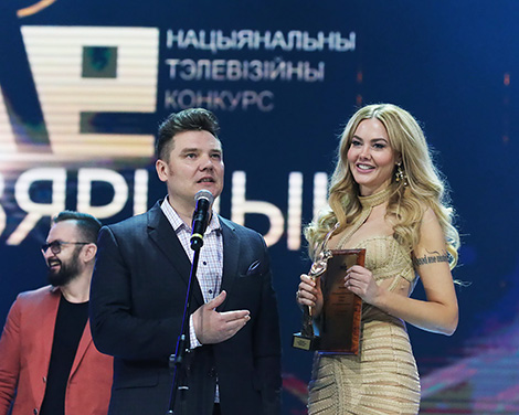 Лучшей развлекательной программой названа "Две звезды" (СТВ) Лучшей развлекательной программой названа "Две звезды" (СТВ)