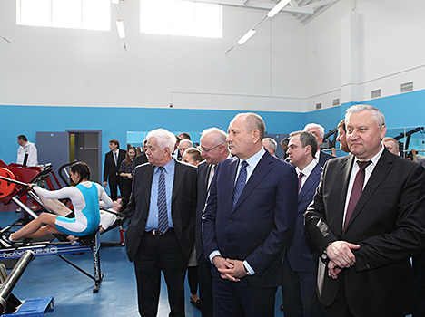 Председатель Гомельского облисполкома  Владимир Дворник и заместитель главы ПАО "Газпром" Виталий Маркелов во время знакомства с новым спортивным комплексом
