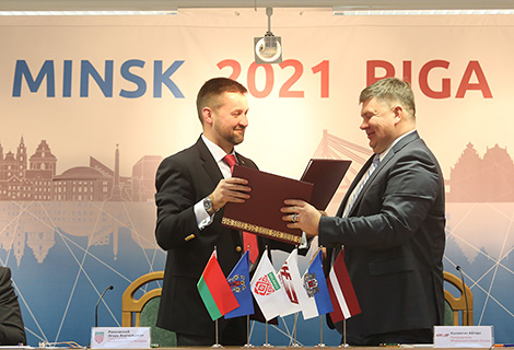Председатель Федерации хоккея Латвии Айгар Калвитис и председатель Федерации хоккея Беларуси Игорь Рачковский во время подписания соглашения о совместном проведении мирового форума 2021 года