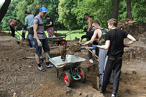 Археологи изучают "дворец-призрак" неподалеку от Мирского замка