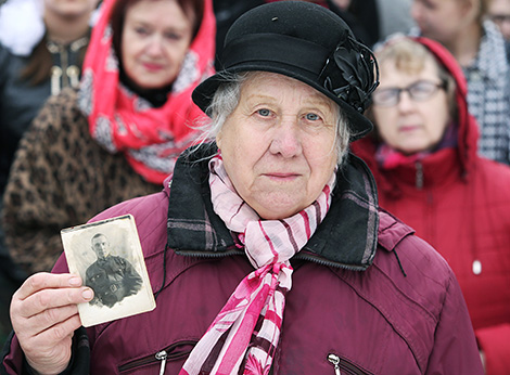 Узница концлагерей Раиса Грицкевич с фотографией отца погибшего на войне