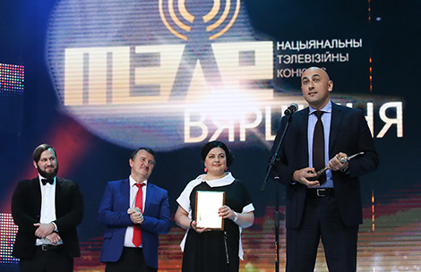 Председатель правления ЗАО "Второй национальный телеканал" Марат Марков с Гран-при "Телевершины"