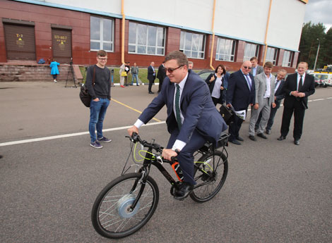 Председатель Государственного комитета по науке и технологиям Александр Шумилин испытывает электровелосипед