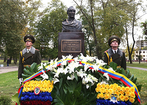 Памятник Симону Боливару открыли в минском сквере