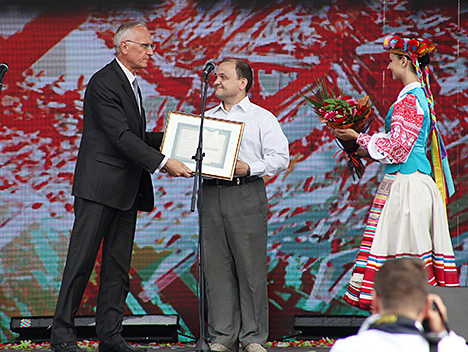 Министр культуры Республики Беларусь Борис Светлов вручает премию Егору Коневу