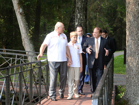 Шариф с семьей побывал в гостях у Лукашенко в резиденции "Озерный"