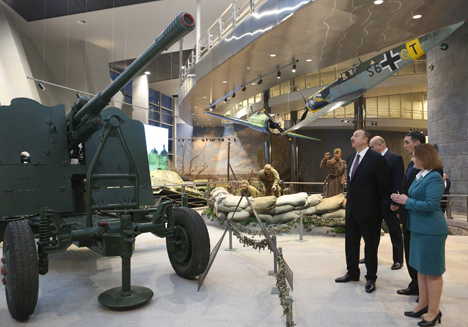 Алиев ознакомился с экспозицией Белорусского музея истории Великой Отечественной войны