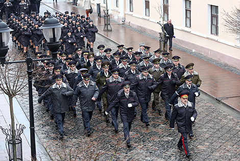 Милиционеры прошли торжественным маршем по центру Гродно