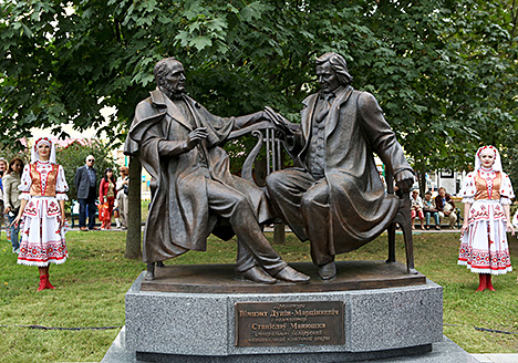Памятник открывают ректор Белорусской государственной академии музыки Екатерина Дулова и заместитель председателя Мингорисполкома Игорь Карпенко