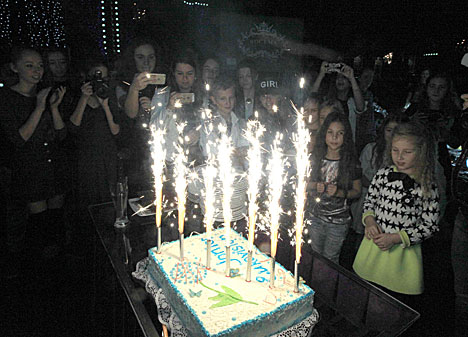 Руслана Асланова провожали на детское "Евровидение" музыкальными презентами и искрящимся тортом