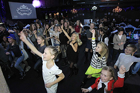 Руслана Асланова провожали на детское "Евровидение" музыкальными презентами и искрящимся тортом