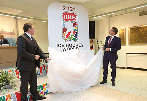 Председатель Мингорисполкома Андрей Шорец и председатель Рижской думы Нил Ушаков представляют логотип турнира