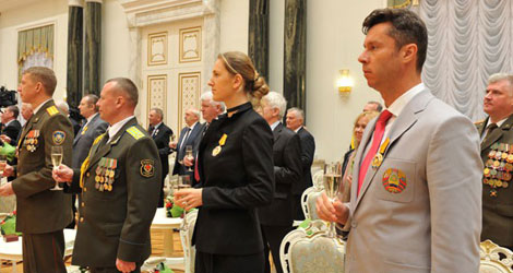 Лукашенко наградил Азаренко и Самсонова орденом Почета