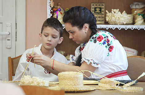 Методист-мастер по соломоплетению Юлия Булыгина и ученик творческой мастерской Глеб Киселев