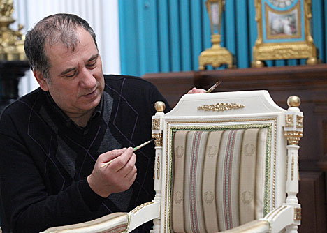 Мебельное убранство аудиенц-зала дворца Румянцевых-Паскевичей восстановлено в стиле XIX века