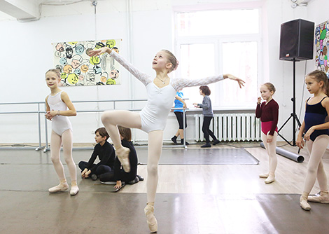 Белорусская балерина Вера Шпаковская гтотовится к спектаклю "Спящая красавица"