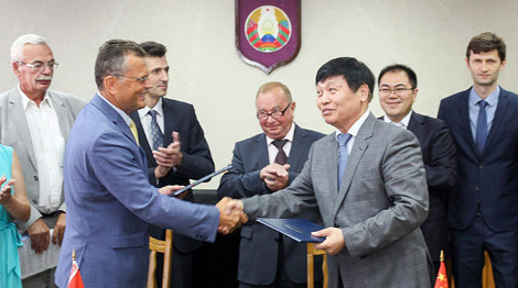 Во время подписания. Фото НАН Беларуси 