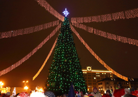 Более 600 новогодних персонажей зажгли огни на главной елке в Гродно