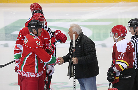 Фил Эспозито открыл матч хоккеистов Беларуси и Китая на Рождественском турнире