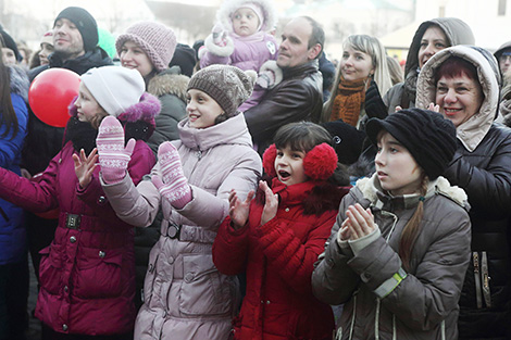 Жители Гродно выстроились в огромную валентинку на центральной площади города