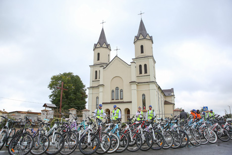 Велопробег в поддержку Целей устойчивого развития собрал в Воложинском районе участников из 35 стран