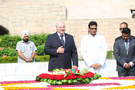 Президент Беларуси Александр Лукашенко в Нью-Дели посетил мемориал "Радж Гхат"
