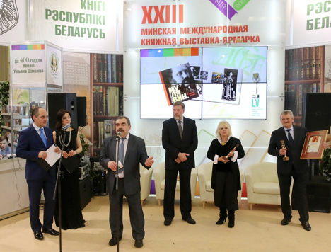 Высшая награда конкурса в номинации "Триумф" "Золотой фолиант" и диплом им. Франциска Скорины вручены книге "Владимир Мулявин. "Сэрцам і думамі…"