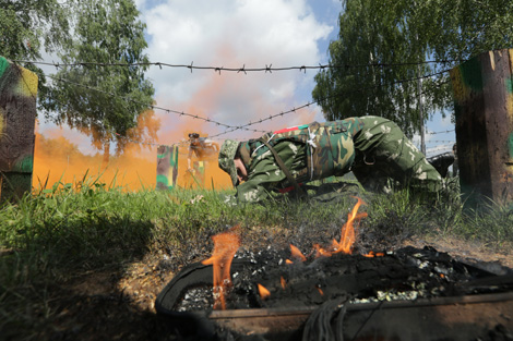 Участники конкурса на полосе препятствий