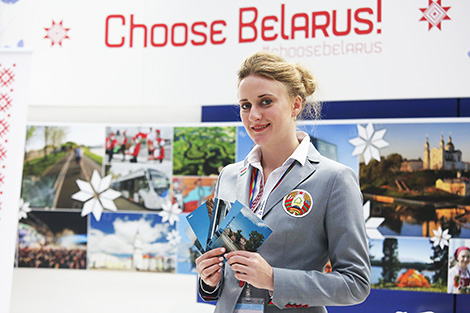 Белорусы на ВФМС проводят флешмобы и предлагают гостям отправить домой открытку с видами Минска