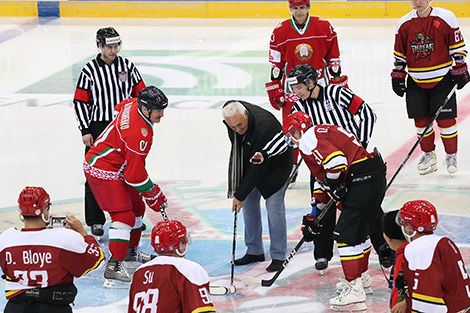 Легендарный канадский хоккеист Фил Эспозито произвел символическое вбрасывание шайбы перед началом матча Рождественского турнира между командами Беларуси и Китая