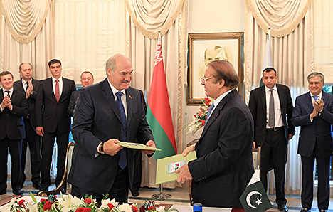 Церемония гашения почтовых марок по случаю визита Лукашенко состоялась в резиденции Шарифа