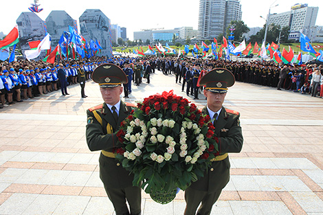 Шорец и представители городов-побратимов столицы возложили цветы к стеле "Минск - город-герой"