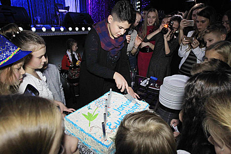 Руслана Асланова провожали на детское "Евровидение" музыкальными презентами и искрящимся тортом