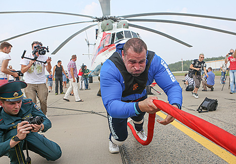 Белорусский силач Кирилл Шимко сдвинул с места вертолет-гигант из "Крепкого орешка"