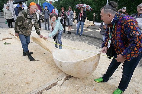 Новый рекорд "Славянского базара" - гигантская ложка презентована в Витебске